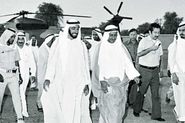 وصول الشيخ زايد إلى الشارقة نوفمبر 1975 وفي استقباله الشيخ سلطان الذي قرر رفع علم الاتحاد وإنزال علم الشارقة