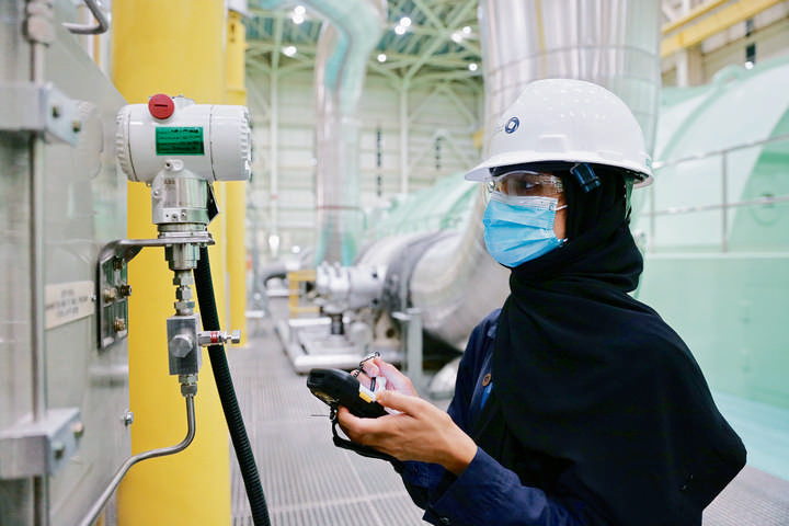 الإماراتيات يخترقن مجال الطاقة النووية السلمية في «براكة»