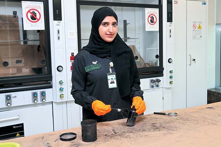 عنود آل ناصر .. أول إماراتية تعمل في مجال الإظهار الكيميائي في شرطة دبي