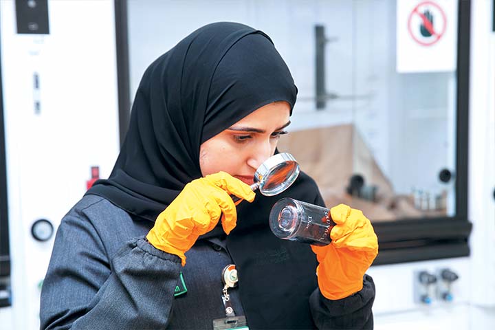 عنود آل ناصر .. أول إماراتية تعمل في مجال الإظهار الكيميائي في شرطة دبي