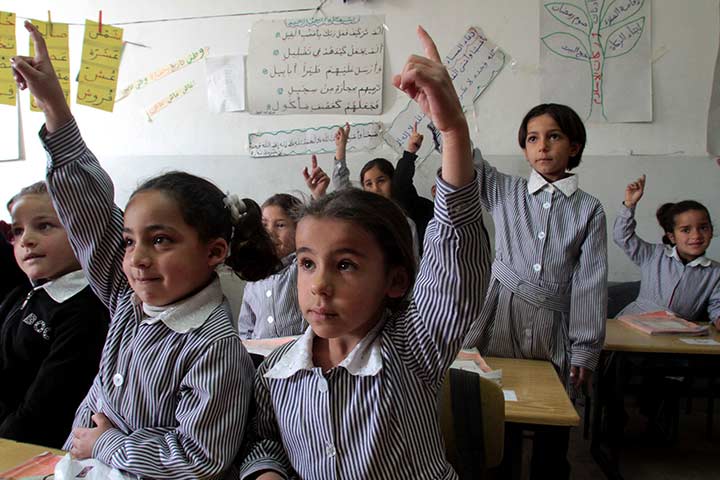 دانا عمرو:11 مليون فتاة قد لا يعدن إلى الدراسة بعد انتهاء الجائحة