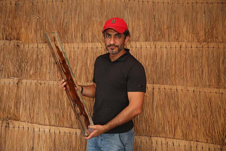 الشيخ علي عبدالله راشد المعلا  يشاركنا قصة احترافه النحت على الخشب