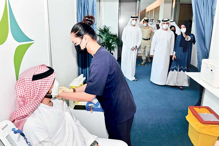 كل ما تحتاج معرفته عن حملات التطعيم ضد "كورونا" في الإمارات