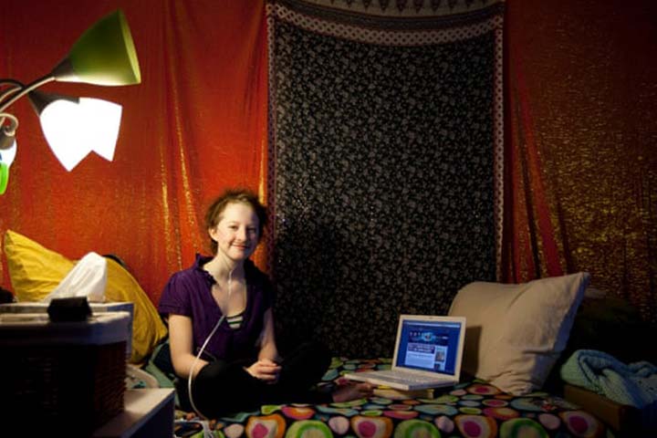 استير إيرل في منزلها عام 2010 .. قبل وفاتها -  صورة من  Getty Images تصوير: Boston Globe