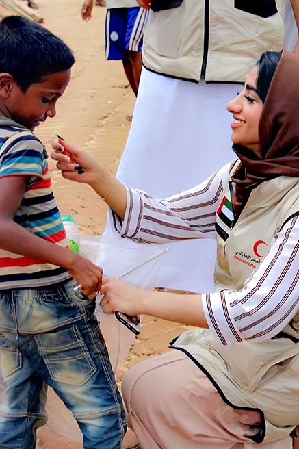 فاطمة الملا مع وفد الهلال الأحمر الإماراتي في حملته لإغاثة أطفال ونساء الروهينغا