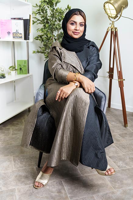 مصممة الأزياء بلقيس فوزي: العباءة تعكس اعتزاز الإماراتية بهويتها