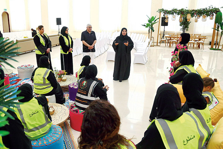 خلال إلقائها كلمة توجيهية لفريق العمل من المتطوعين في فعالية يوم اليتيم الإسلامي