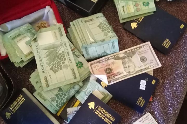 أوراق الضحايا الثبوتية مع المال في منزلهن