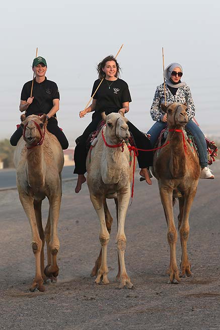 تعرفوا إلى مركز الصحراء العربية.. أول مركز لتعليم النساء ركوب الجمل