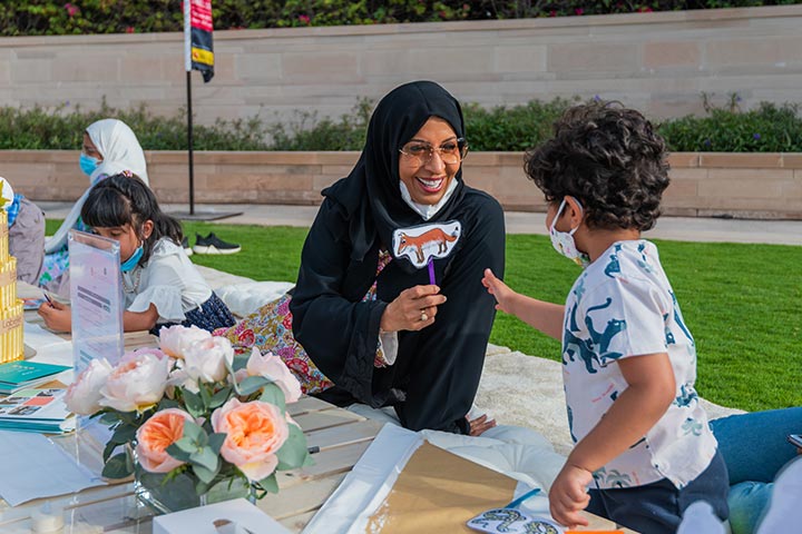 المدير العام لـ«إيواء» سارة شهيل مع الأطفال ضمن فعاليات مهرجان أبوظبي