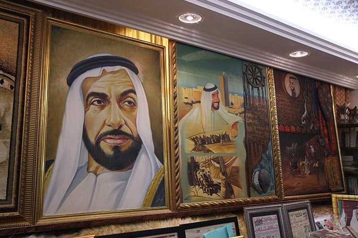 بالصور.. عبدالله الكعبي يأخذنا في جولة داخل متحف «شواهد في حب زايد»