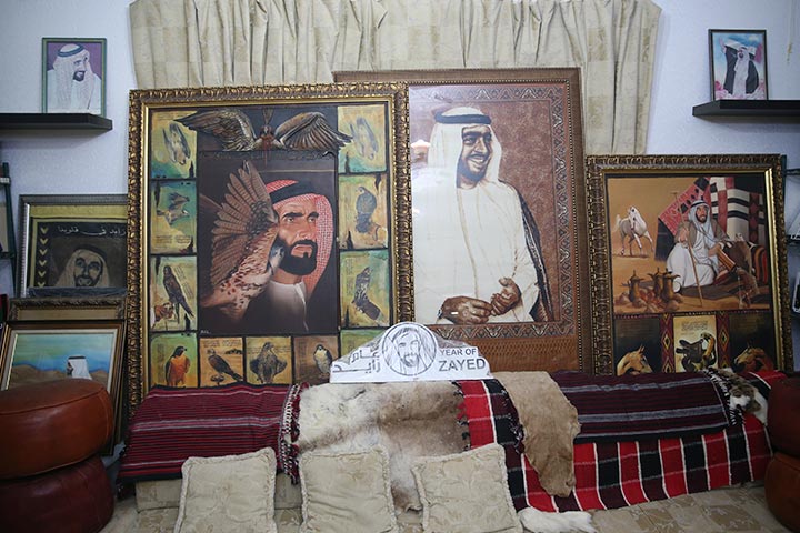 بالصور.. عبدالله الكعبي يأخذنا في جولة داخل متحف «شواهد في حب زايد»