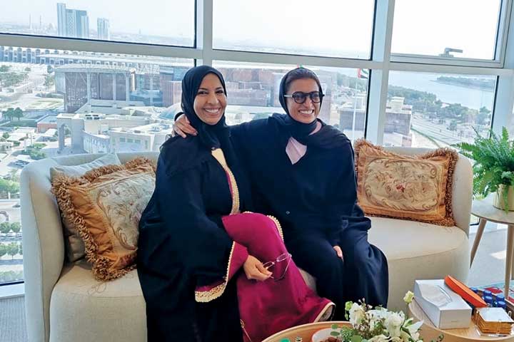 مع ابنتها الوزيرة نورة الكعبي