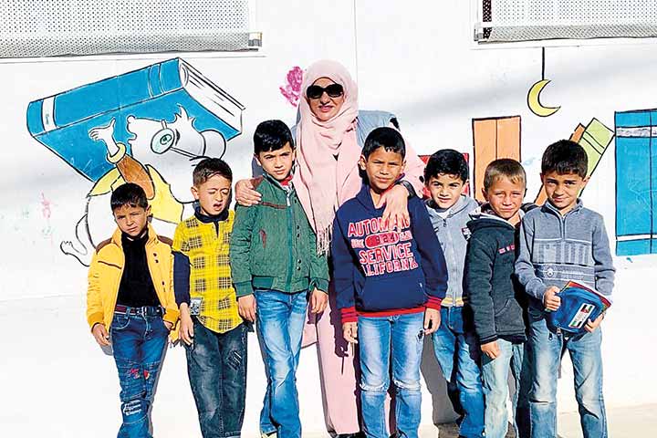 د. أمينة الماجد مع أطفال مخيمات اللاجئين