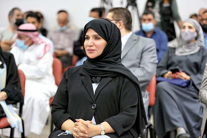 الدكتورة عائشة الشامسي في أحد الأنشطة