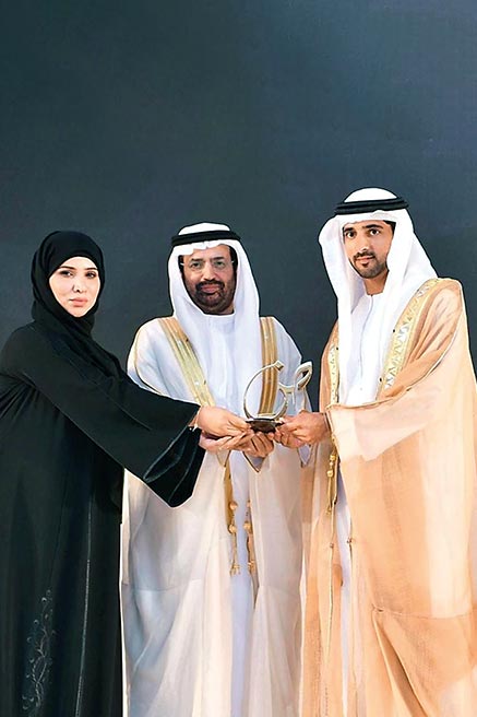 سمو الشيخ حمدان بن محمد يكرم د. عائشة الشامسي بجائزة راشد للتفوق العلمي