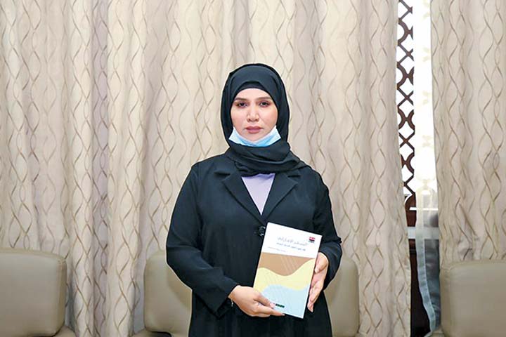 د. عائشة الشامسي تقدم كتابها عن الشعر الإماراتي