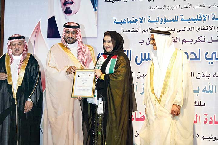 المهندسة معصومة العيداني أثناء تكريمها من الأمير تركي بن عبد الله عن جائزة العمل الإنساني