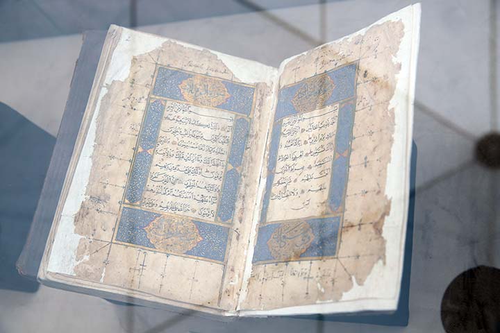 مخطوطات تاريخية وكتب نادرة في معرض الشارقة الدولي للكتاب