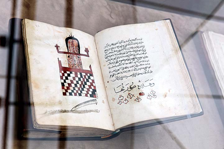 مخطوطات تاريخية وكتب نادرة في معرض الشارقة الدولي للكتاب