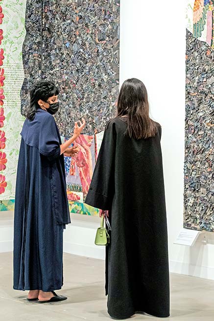 تفاعل الزوار مع الأعمال المشاركة في معرض «فن أبوظبي»