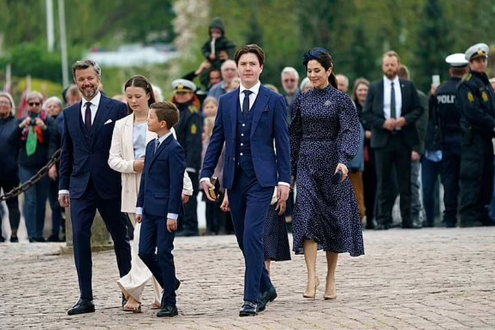 الأمير فريدريك مع العائلة