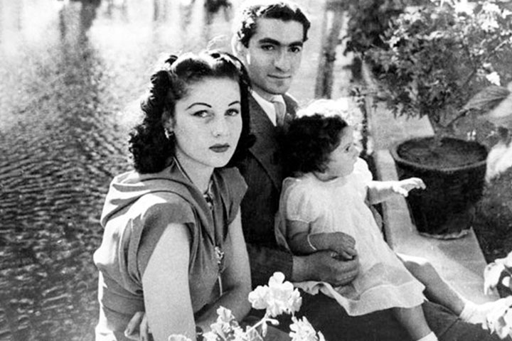 الأميرة شهناز مع والدها إمبراطور إيران محمد رضا بهلوي وزوجته الأميرة فوزية