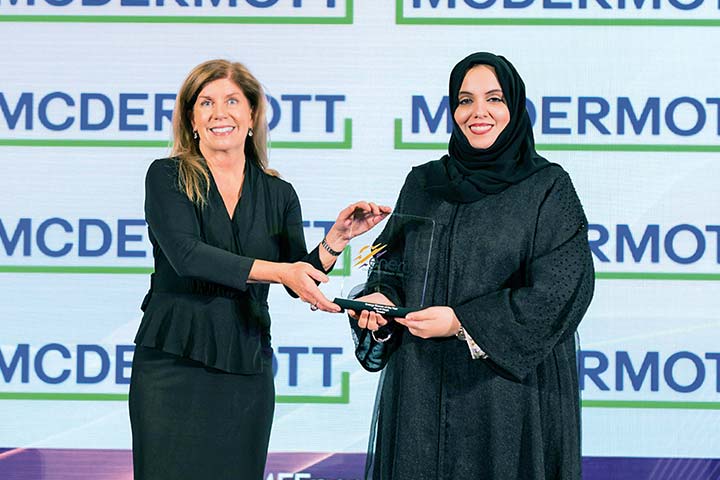 علياء النقبي خلال حصولها على جائزة «امرأة الطاقة» لعام 2022