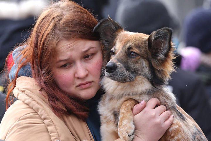 أوكرانية مع كلبها