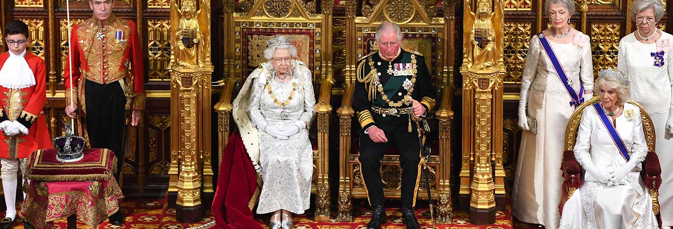 من يرث الملكة إليزابيث الثانية؟