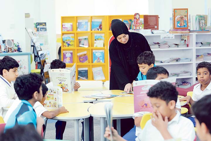 في يوم المرأة الإماراتية وتقديراً لجهودها: المعلمة الإماراتية.. إنجازات رائدة ومسيرة عطاء لا تنضب