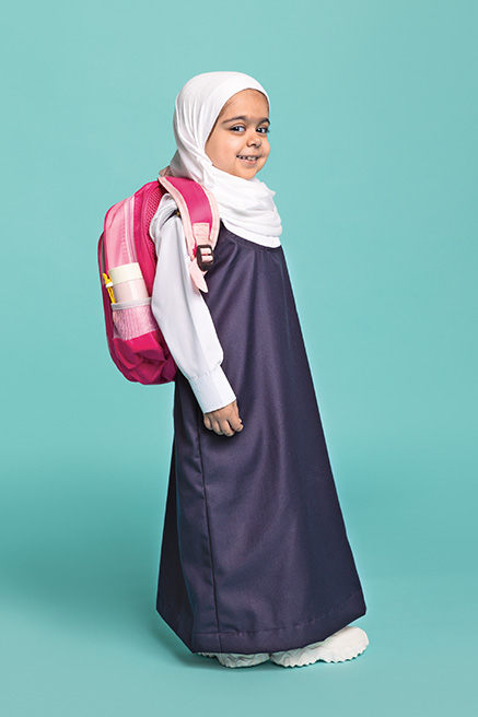 "ملكة الأطفال" مهرة الشحي وأخوتها يشاركوننا فرحتهم بالعودة إلى المدرسة