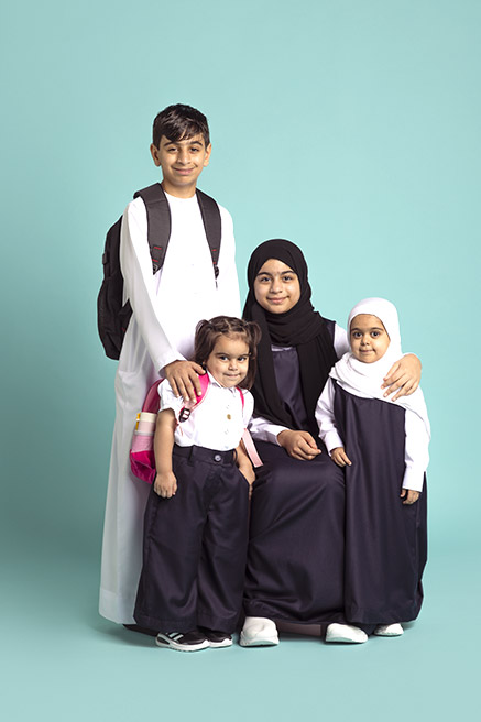 "ملكة الأطفال" مهرة الشحي وأخوتها يشاركوننا فرحتهم بالعودة إلى المدرسة