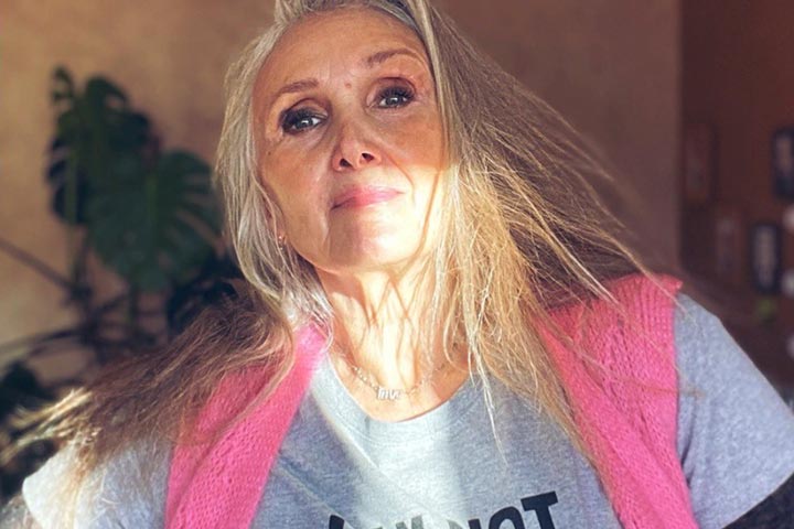 المؤثرة ذات الشعر الفضي كارولين إيدا.. عارضة أزياء عمرها 63 عاماً تحسدها آلاف النساء