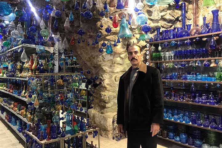 "مصنع أرض كنعان".. آخر معمل زجاج في مدينة الخليل يحافظ على صنعة الآباء والأجداد