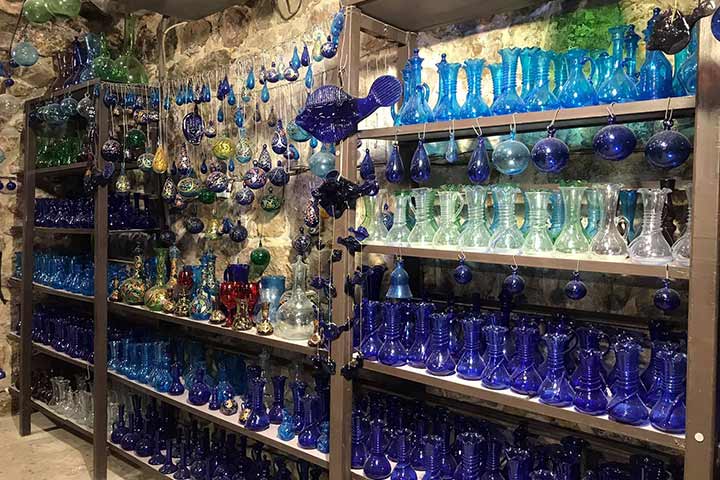 "مصنع أرض كنعان".. آخر معمل زجاج في مدينة الخليل يحافظ على صنعة الآباء والأجداد