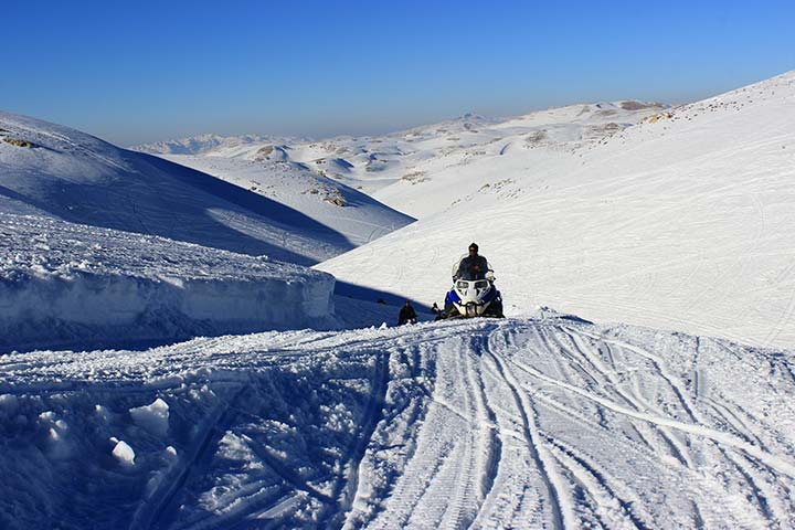موسم الثلوج لا يغيب عن لبنان على الرغم من الانهيارات!!