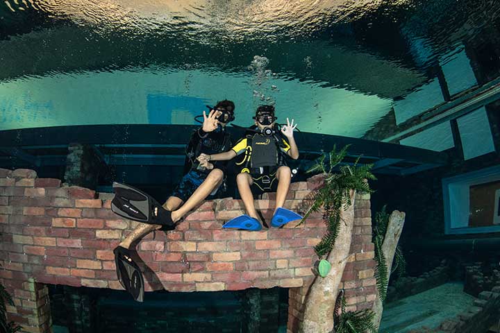 "ديب دايف دبي".. الغوص في عالم مغامرات ومفاجآت أعمق حوض في العالم