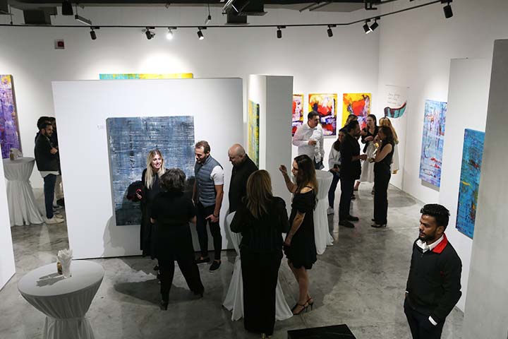 معرض الفنان التركي كمال يازجي في دبي.. تأمل للذات بأسلوب تجريدي