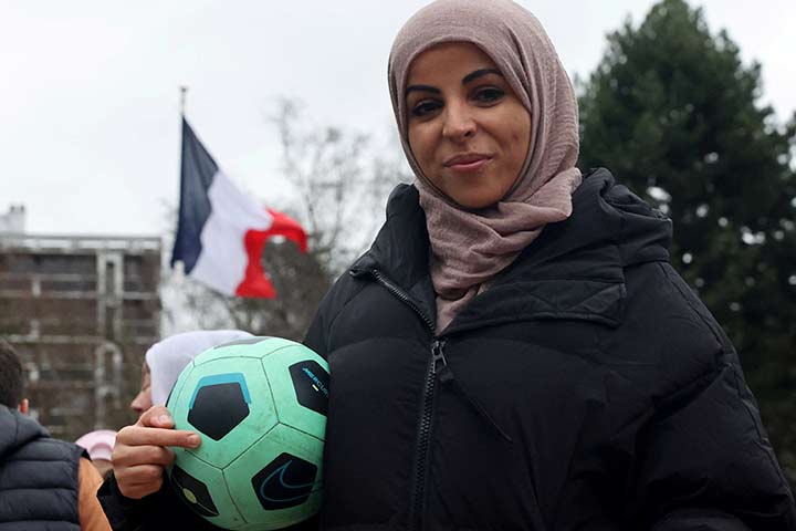 مشكلة فرنسية اسمها حجاب لاعبات كرة القدم.. قضية أمن وسلامة أم "تمييز"؟