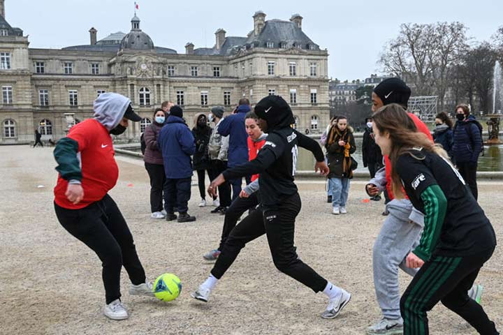 فتيات يلعبن الكرة أمام البرلمان الفرنسي احتجاجاً على القرار