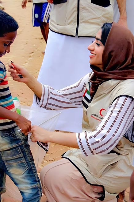 د.فاطمة الملا مع وفد الهلال الأحمر الإماراتي في حملته لإغاثة أطفال ونساء الروهينغا