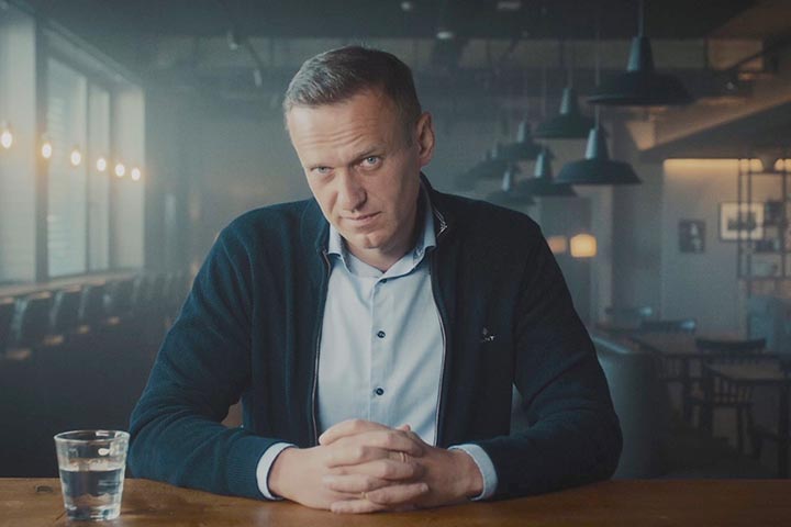 نظرة نقدية على فيلم Navalny الفائز بأوسكار أفضل فيلم تسجيلي هذا العام