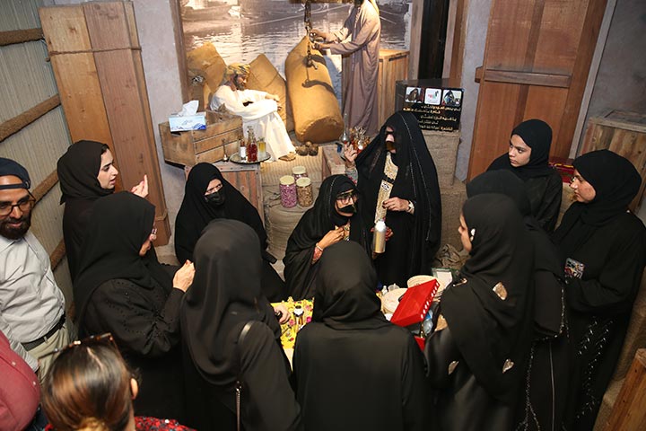 صناعة العطور العربية التقليدية.. ورشة في متحف عجمان للحفاظ على التراث الإماراتي