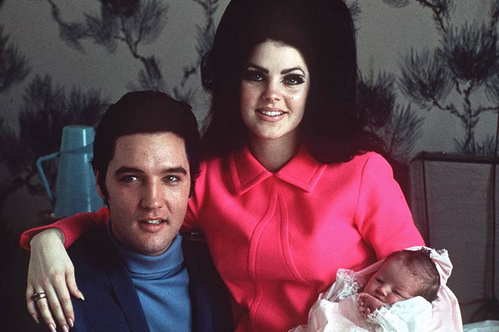 الفيس بريسلي مع زوجته وابنته في عام 1968