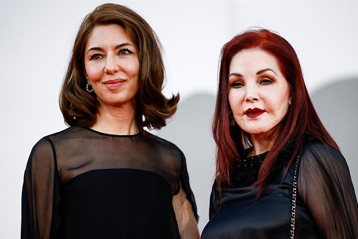 المخرجة صوفيا كوبولا «يساراً» وبريسيلا بريسلي في مهرجان البندقية السينمائي