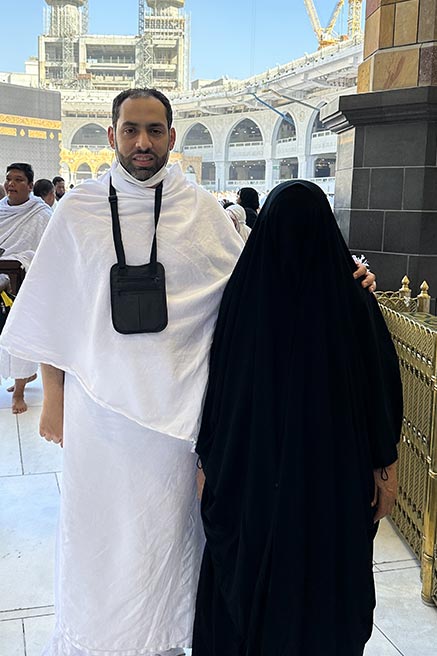 مع والدته في مكة