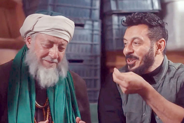 مصطفى شعبان وعبد العزيز مخيون في مشهد من مسلسل «المعلم»
