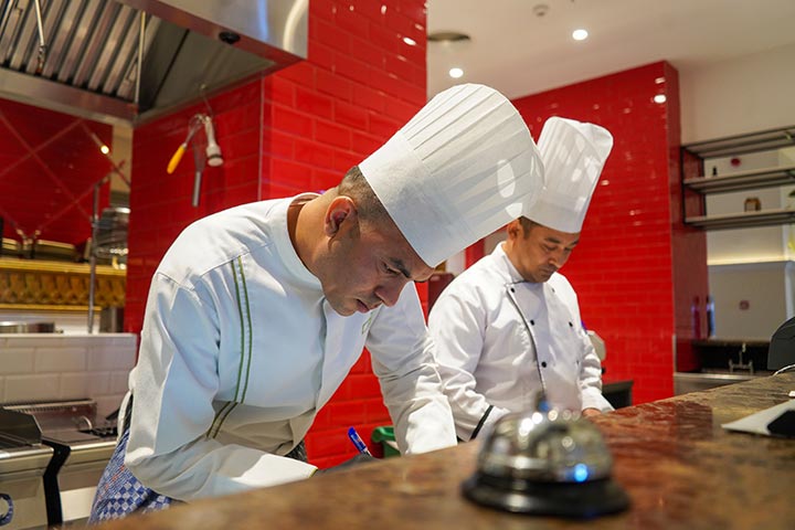 """تدريب الطهاة على الأطباق الشعبية الإماراتية"".. مبادرة ""سياحة عجمان"" لشهر رمضان المبارك"