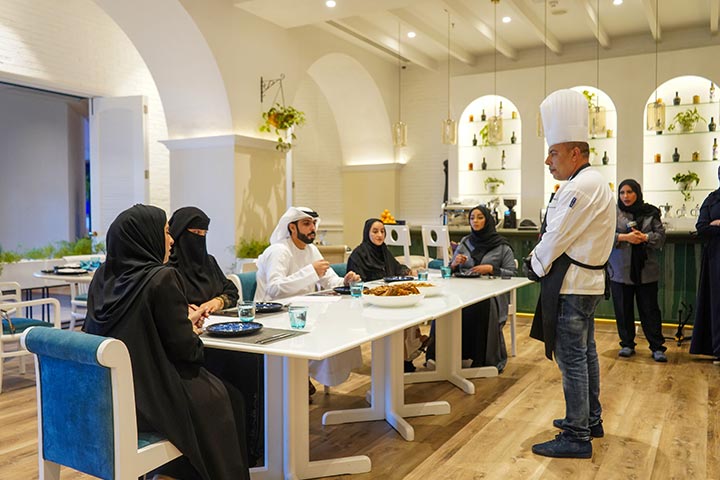 """تدريب الطهاة على الأطباق الشعبية الإماراتية"".. مبادرة ""سياحة عجمان"" لشهر رمضان المبارك"
